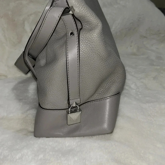 Micharl Kors Pebble Leather Bag - Picture 3 of 11